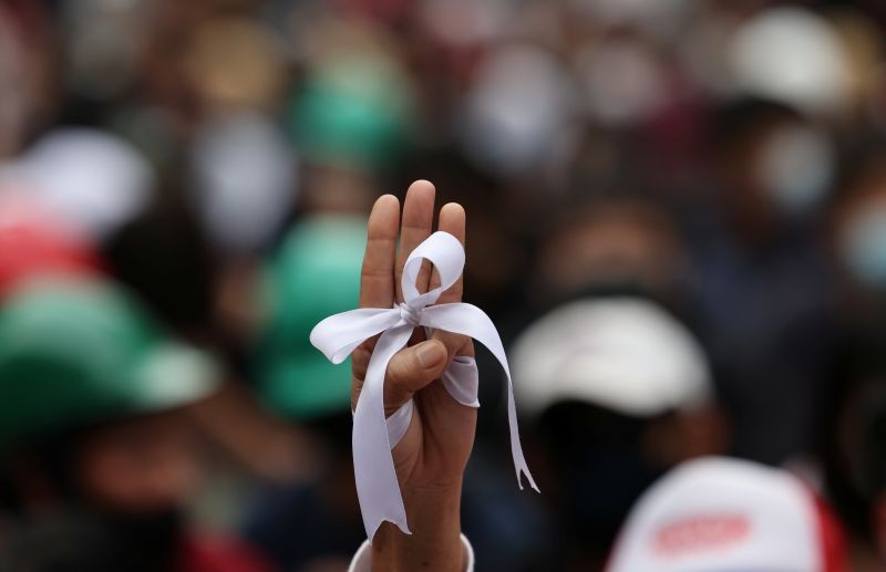 A pro-democracy protester makes a three-finger salute during an anti-government protest in Bangkok, Thailand October 25, 2020. (REUTERS Photo)