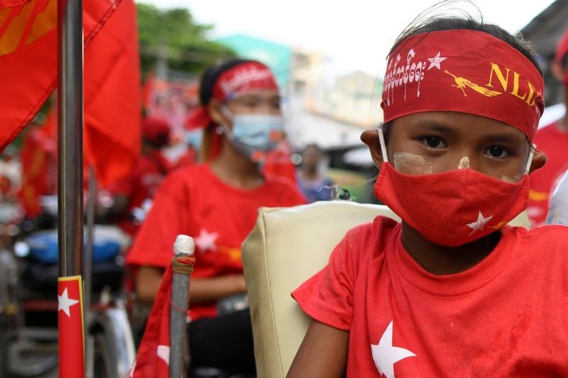 Supporters of the National League for Democracy (NLD) wearing face masks take part in an election campaign rallly, amid the coronavirus disease (COVID-19) spread, in Yangon, Myanmar on September 10, 2020. (REUTERS File Photo)