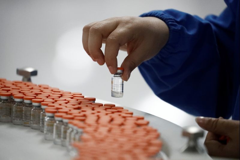 A worker performs a quality check in the packaging facility of Chinese vaccine maker Sinovac Biotech, developing an experimental coronavirus disease (COVID-19) vaccine, during a government-organized media tour in Beijing, China on September 24, 2020. (REUTERS File Photo)