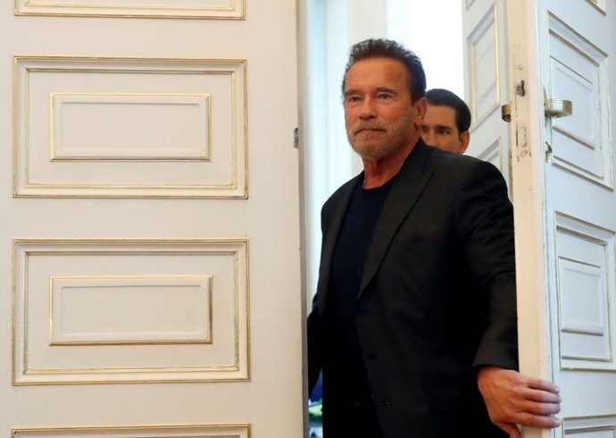 FILE PHOTO: Austrian Chancellor Sebastian Kurz receives actor Arnold Schwarzenegger at the Chancellery in Vienna, Austria, January 28, 2020. REUTERS/Leonhard Foeger/File Photo