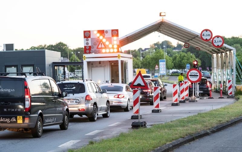 Cars queue at a border crossing, after Denmark opened its borders to Germany following lockdowns related to the coronavirus disease (COVID-19), in Krusaa, Denmark June 15, 2020. (REUTERS File Photo)