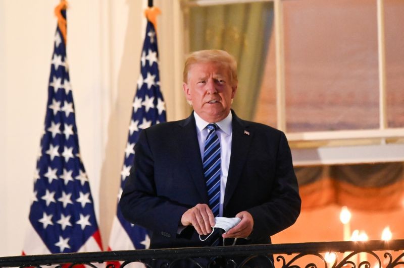 U.S. President Donald Trump poses on the Truman Balcony of the White House after returning from being hospitalized at Walter Reed Medical Center for coronavirus disease (COVID-19) treatment, in Washington, US on October 5, 2020. (REUTERS Photo)