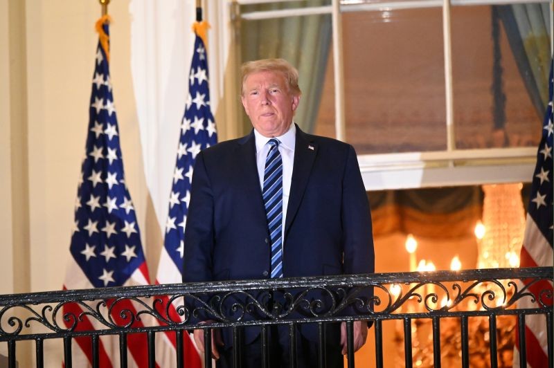 U.S. President Donald Trump poses atop the Truman Balcony of the White House after taking off his protective face mask as he returns to the White House after being hospitalized at Walter Reed Medical Center for coronavirus disease (COVID-19) treatment, in Washington, U.S. October 5, 2020. (REUTERS Photo)