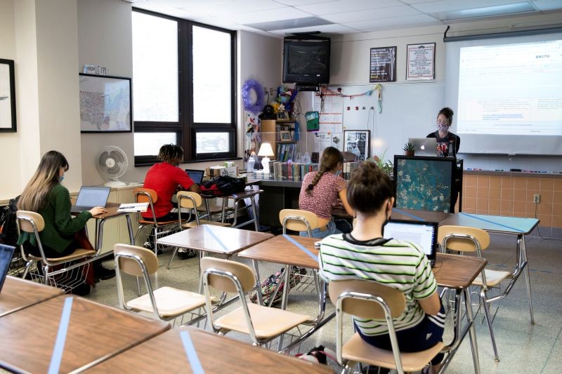 Mrs. Mitchell's senior English class is socially distant and at half-capacity at York Suburban High School in York, Pennsylvania, U.S., September 18, 2020. (REUTERS File Photo)