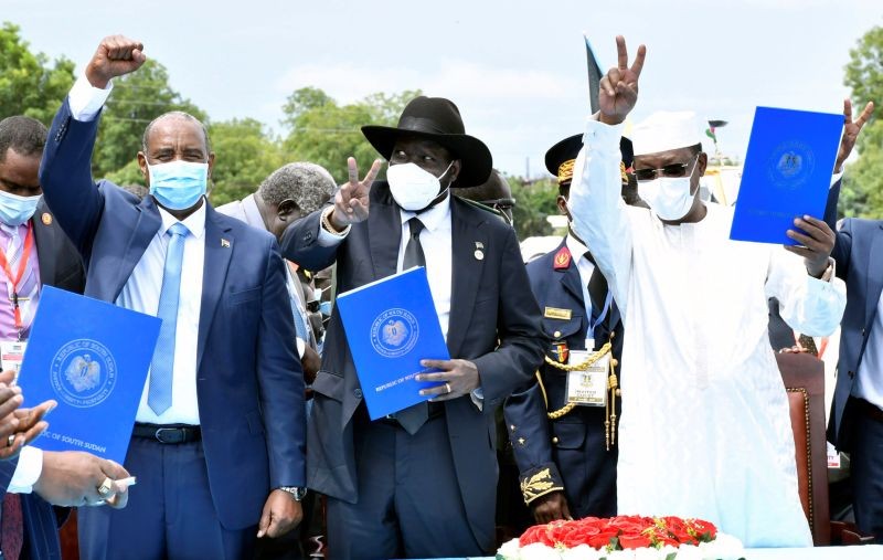 Sudan's Sovereign Council Chief General Abdel Fattah al-Burhan, South Sudan's President Salva Kiir, and Chad President Idriss Deby attend the signing of peace agreement between the Sudan's transitional government and Sudanese revolutionary movements to end decades-old conflict, in Juba, South Sudan on October 3, 2020. (REUTERS Photo)