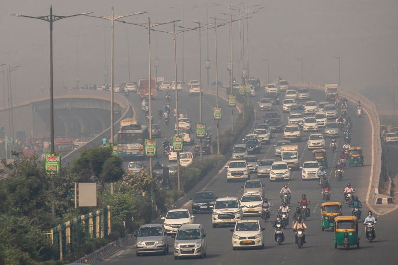 Traffic moves on a smoggy morning in New Delhi, October 23, 2020. (REUTERS Photo)
