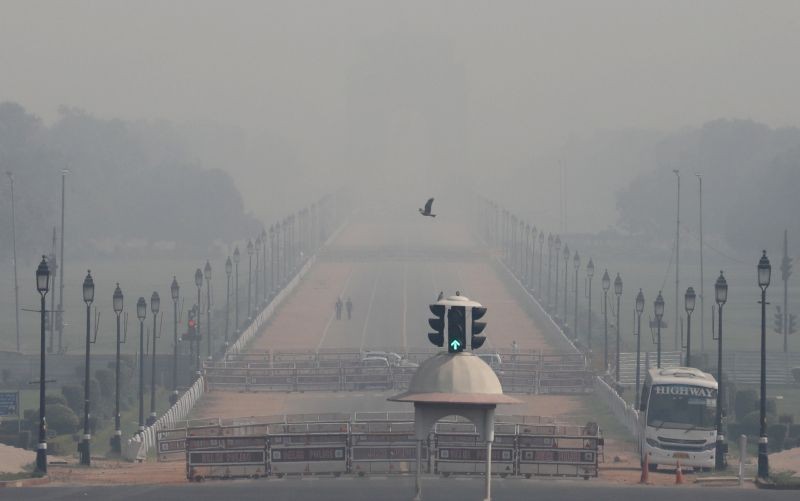 People walk near India Gate on a smoggy morning in New Delhi, October 22, 2020. (REUTERS Photo)