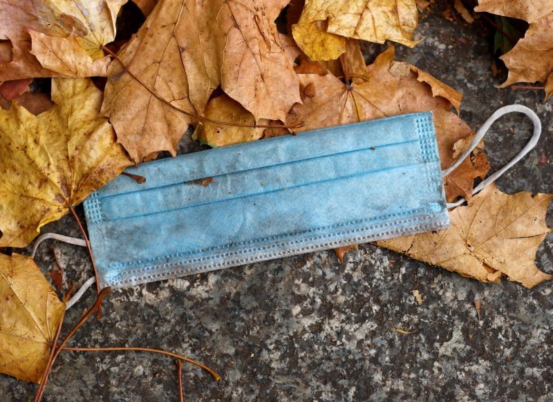 A face mask to protect against the coronavirus lies on the ground surrounded by autumnal leaves, as the COVID-19 spread continues, in Berlin, Germany, October 28, 2020. (REUTERS Photo)