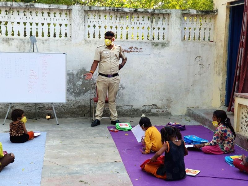 Delhi Police constable imparting education to slum kids.  (IANS Photo)