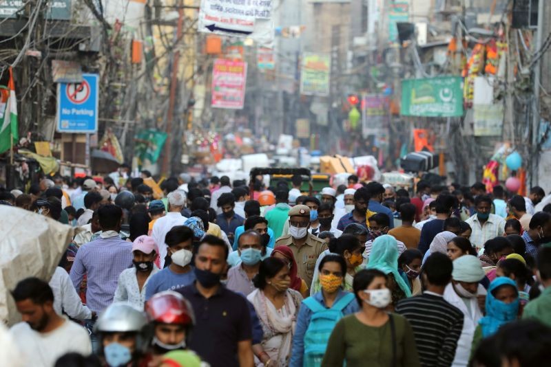 People are seen at a market amidst the spread of the coronavirus disease (COVID-19), in the old quarters of Delhi, October 19, 2020. (REUTERS Photo)