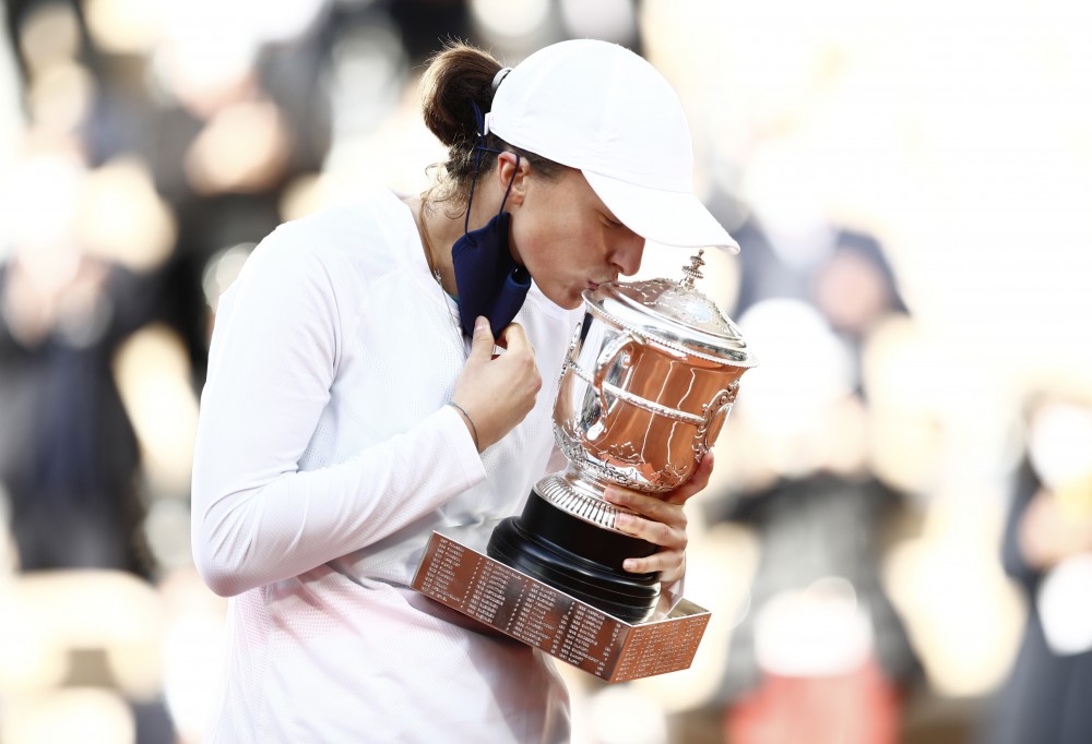 Tennis - French Open - Roland Garros, Paris, France - October 10, 2020. Poland's Iga Swiatek kisses the trophy as she celebrates after winning the French Open. REUTERS/Gonzalo Fuentes