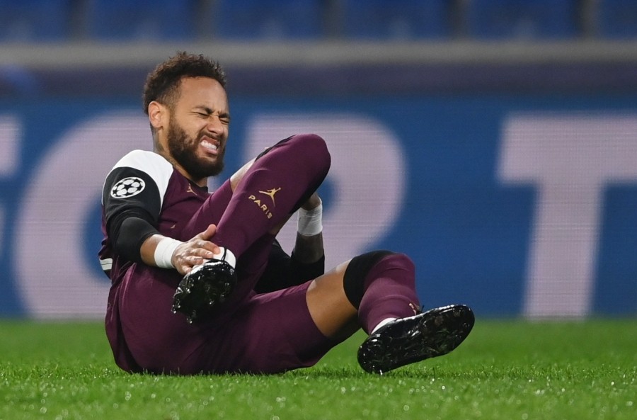 Soccer Football - Champions League - Group H - Istanbul Basaksehir F.K. v Paris St Germain - Basaksehir Fatih Terim Stadium, Istanbul, Turkey - October 28, 2020 Paris St Germain's Neymar reacts after sustaining an injury Pool via REUTERS/Ozan Kose