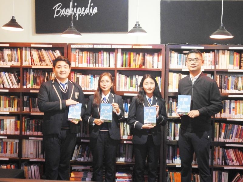 Sentilong Ozukum with members of Jubilee Memorial College Book Club after the launch of his latest novel ‘Dreams and Chaos’ held at Urban Hub Café, Mokokchung on October 24. (Morung Photo)
