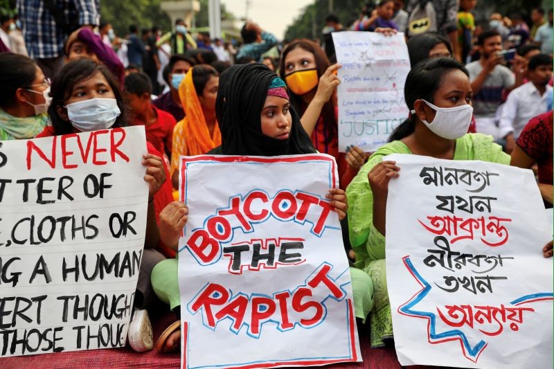 Students and activists take part in an ongoing protest demanding justice for an alleged gang rape of a woman in Noakhali, southern district of Bangladesh, amid the coronavirus disease (COVID-19) outbreak in Dhaka, Bangladesh on October 9, 2020. (REUTERS Photo)