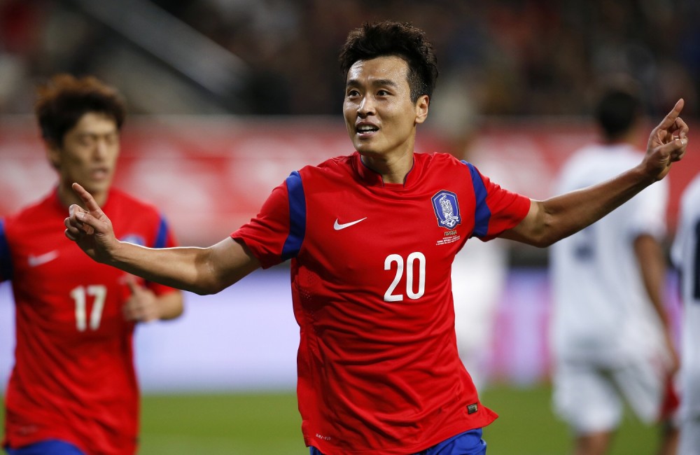 FILE PHOTO: South Korea's Lee Dong-gook celebrates his goal against Costa Rica during their friendly soccer match at Seoul World Cup Stadium in Seoul October 14, 2014. REUTERS/Kim Hong-Ji/File Photo