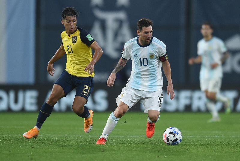 Soccer Football - World Cup 2022 South American Qualifiers - Argentina v Ecuador - Estadio La Bombonera, Buenos Aires, Argentina - October 8, 2020 Argentina's Lionel Messi in action with Ecuador's  Alan Franco Pool via REUTERS/Marcelo Endelli