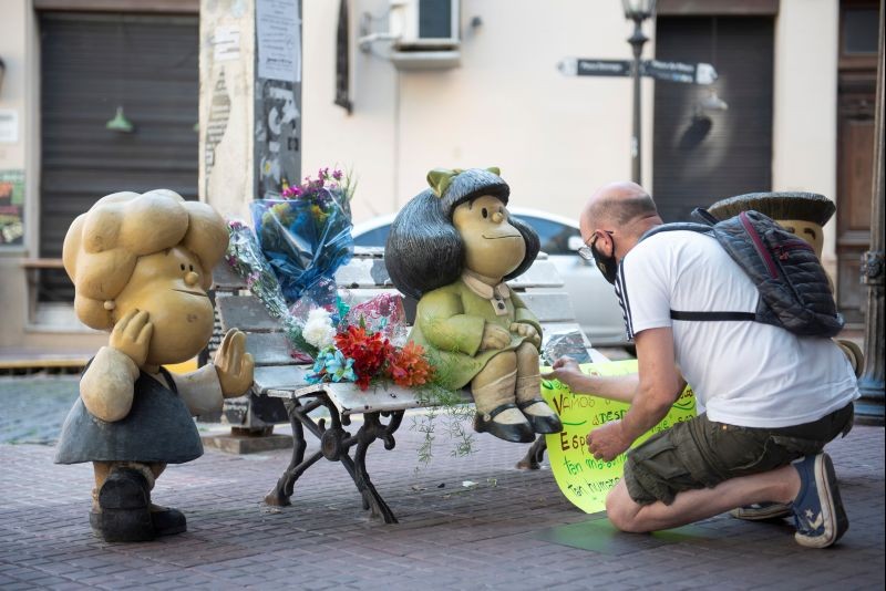 A man leaves a tribute at sculptures of comic characters Mafalda and Susanita, created by cartoonist Joaquin Salvador Lavado, also known as Quino, who died today at the age of 88, in Buenos Aires, Argentina on September 30, 2020. (REUTERS Photo)