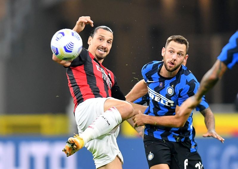 AC Milan’s Zlatan Ibrahimovic in action with Inter Milan’s Stefan de Vrij REUTERS/Daniele Mascolo