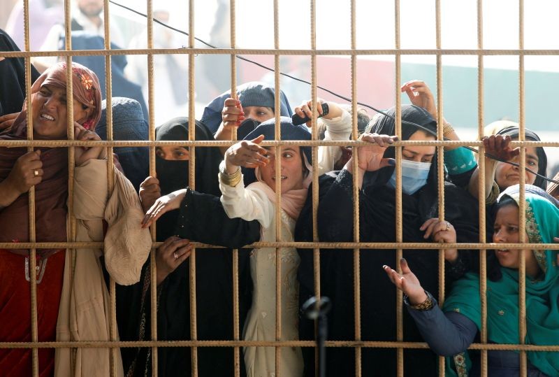 Afghan women wait to receive tokens needed to apply for the Pakistan visa, after some people were killed in a stampede in Jalalabad, Afghanistan October 21, 2020. (REUTERS Photo)