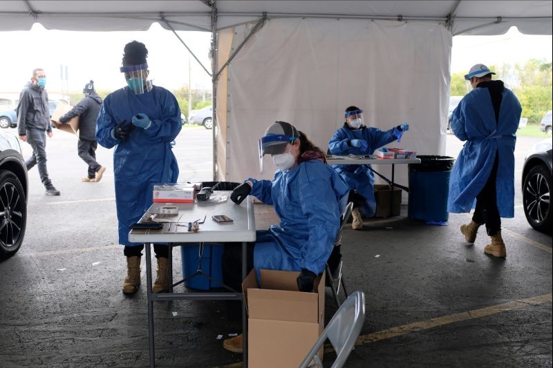 Personnel administer coronavirus disease (COVID-19) tests in Milwaukee, Wisconsin, U.S., as cases spread in the Midwest, October 2, 2020.  (REUTERS File Photo)