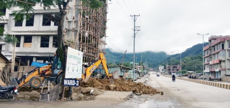 Defaulters dirtying the road were fined and make to clean the road at Chümoukedima town Ward- 3 on October 25. (DIPR Photo)
