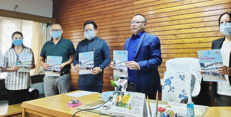 Nagaland Health Minister, S Pangnyu Phom with NTEP officials during the launching of a handbook on tuberculosis for elected representatives at Kohima on October 16. (Morung Photo)