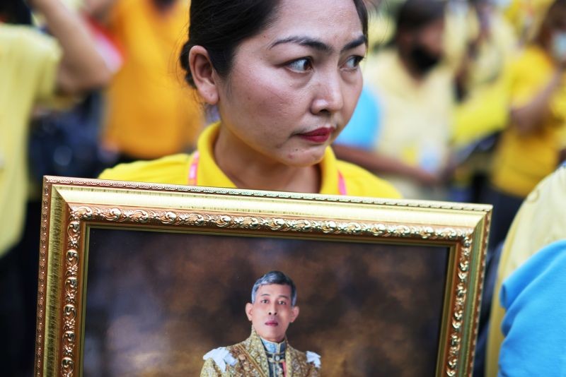 A royalist wearing a yellow shirt holds a picture of Thailand's King Maha Vajiralongkorn during an event to support the monarchy in Bangkok, Thailand, October 27,2020. (REUTERS Photo)