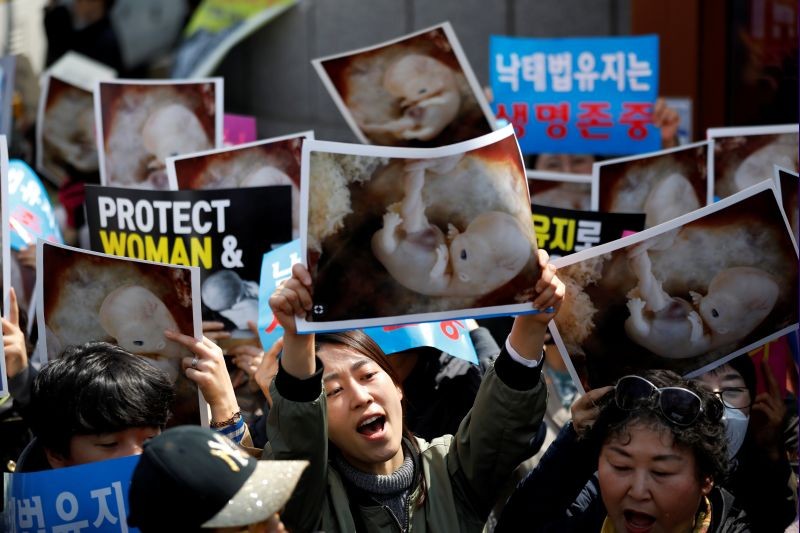 Pro-abortion law protesters take part in a rally to support the abortion law in front of the constitutional court in Seoul, South Korea on April 11, 2019. (REUTERS File Photo)