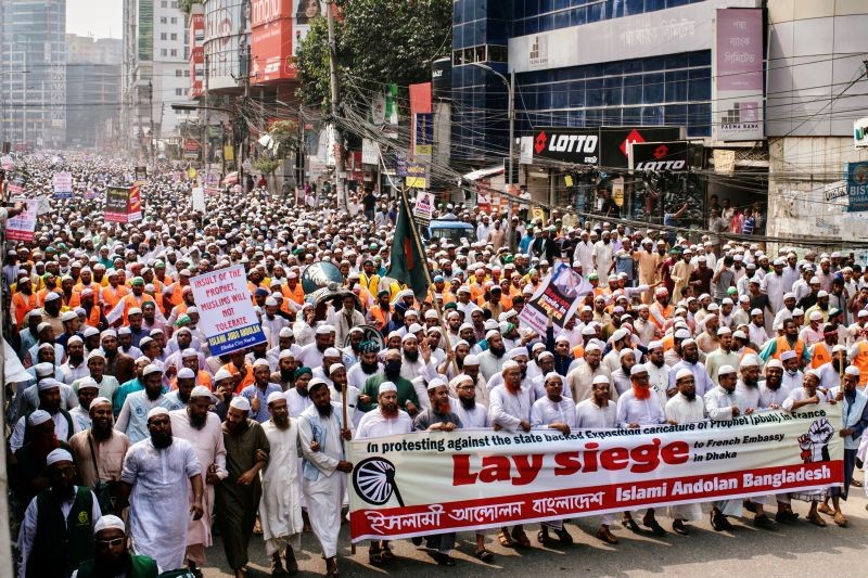 Supporters and activists of the Islami Andolan Bangladesh, an Islamic political party, take part in a protest calling for the boycott of French products and to denounce the French President Emmanuel Macron for his comments over a cartoon of Prophet Mohammad, in Dhaka, Bangladesh, October 27, 2020. (REUTERS Photo)