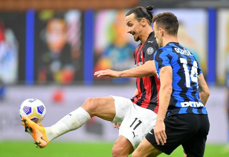 AC Milan’s Zlatan Ibrahimovic in action with Inter Milan’s Ivan Perisic REUTERS/Daniele Mascolo