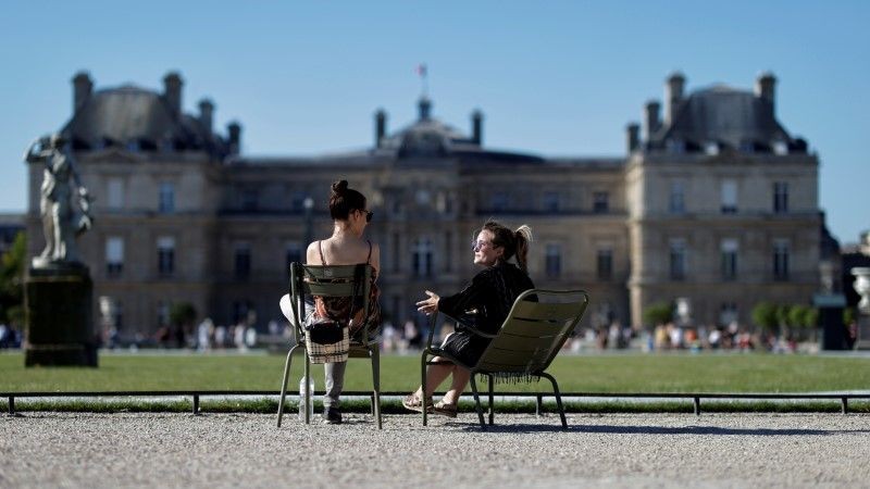 People enjoy the sunny weather at Luxembourg gardens as Paris parks reopen amid the coronavirus disease (COVID-19) outbreak, France on May 30, 2020. (REUTERS File Photo)