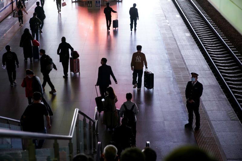 People wearing face masks amid the global outbreak of the coronavirus disease (COVID-19) are seen at Shanghai Hongqiao Railway Station in Shanghai, China October 26, 2020. (REUTERS Photo)