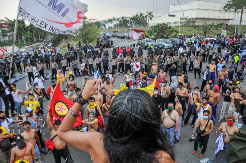 Members of Indonesian trade unions protest against the government's proposed labour reforms in a controversial "jobs creation" bill at the East Jakarta Industrial Park in Bekasi, on the outskirts of Jakarta, Indonesia October 5, 2020. (REUTERS Photo)