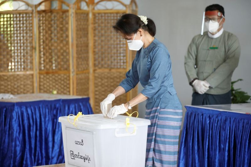 Myanmar State Counselor Aung San Suu Kyi casts an advance vote ahead of November 8th general election in Naypyitaw, Myanmar October 29, 2020. (REUTERS Photo)