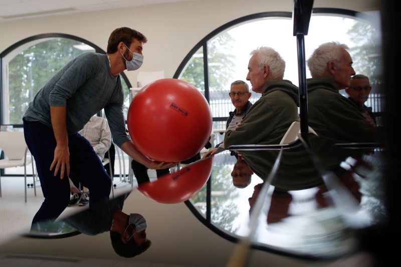 Alzheimer's patient Jean-Claude, 81, attends a physiotherapy session at the Village Landais Alzheimer site in Dax, France on September 24, 2020. (REUTERS File Photo)