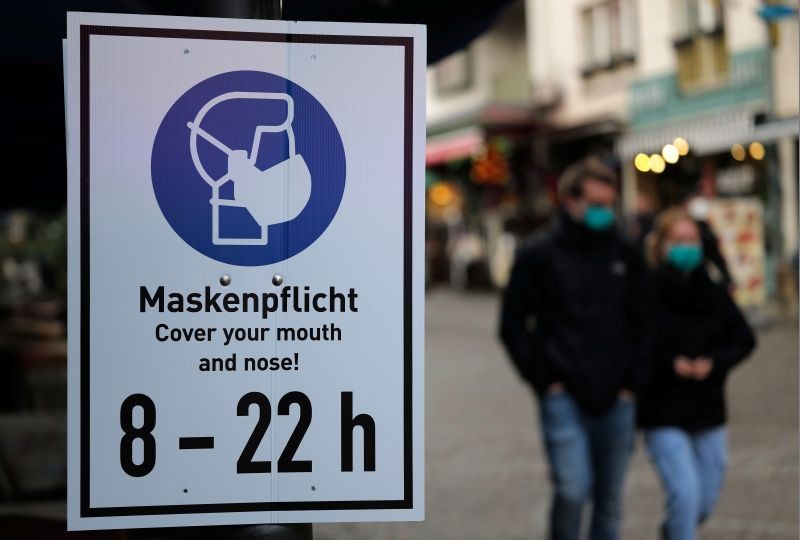 People wearing protective masks as they walk through a pedestrian area as the spread of the coronavirus disease (COVID-19) continues in Frankfurt, Germany, October 27, 2020. (REUTERS Photo)