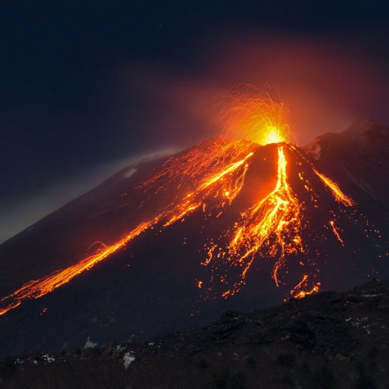 Mount Etna erupting. Tomarchio Francesco/Shutterstock