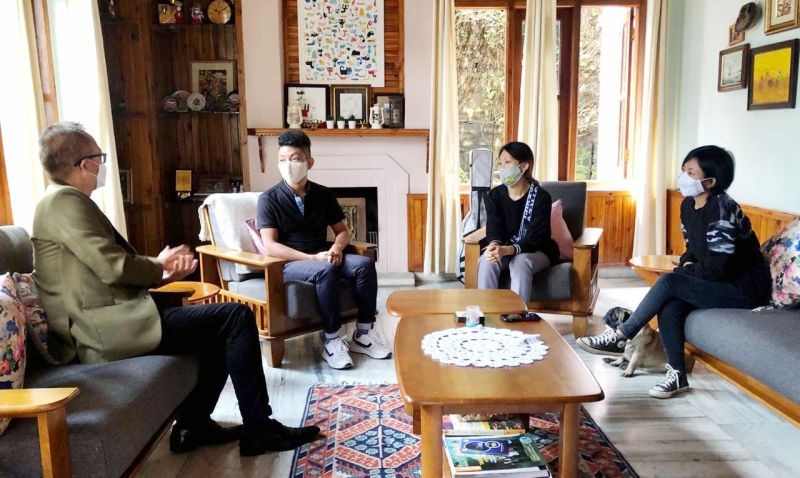 Singer and songwriter Tali Angh and team #lovesoundmoment called on Task Force for Music & Arts (TaFMA) Advisor Theja Meru recently. Applauding their efforts to take music to the streets, Meru told them that the #lovesoundmoment has created such a beautiful culture of street performance and hope many more musicians will take after their footstep of street busking.