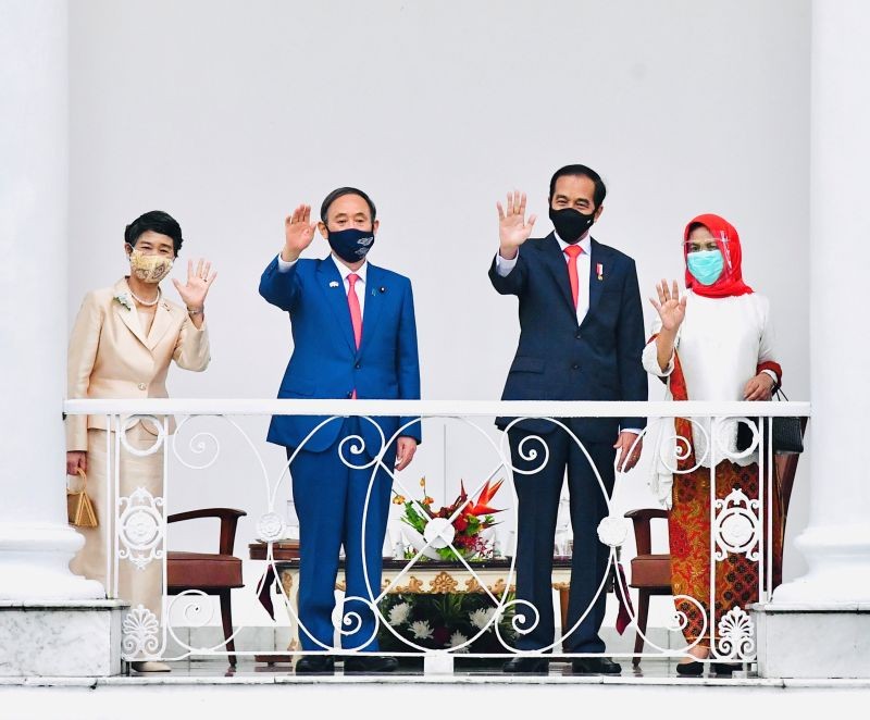 Japan's Prime Minister Yoshihide Suga, Suga's wife Mariko, Indonesian President Joko Widodo, and Widodo's wife Iriana, wave during a visit at Indonesian Presidential Palace in Bogor, Indonesia, October 20. (REUTERS Photo)