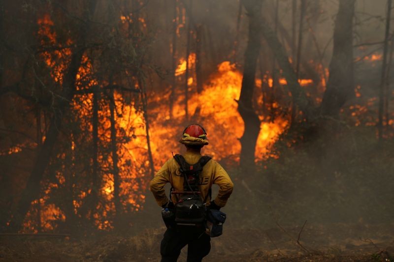 A Cal Fire firefighter monitors a firing operation while battling the Glass Fire in Calistoga, California, U.S. October 2, 2020. (REUTERS Photo)