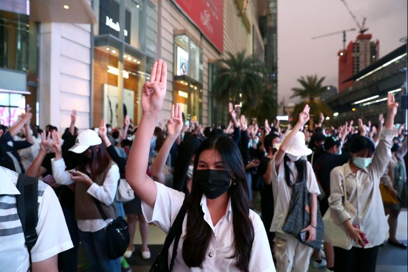 Pro-democracy protesters make a three-finger salute at 6:00 Pm, at the time the national anthem is usually played in all public transport stations in Bangkok, Thailand October 20, 2020. (REUTERS Photo)