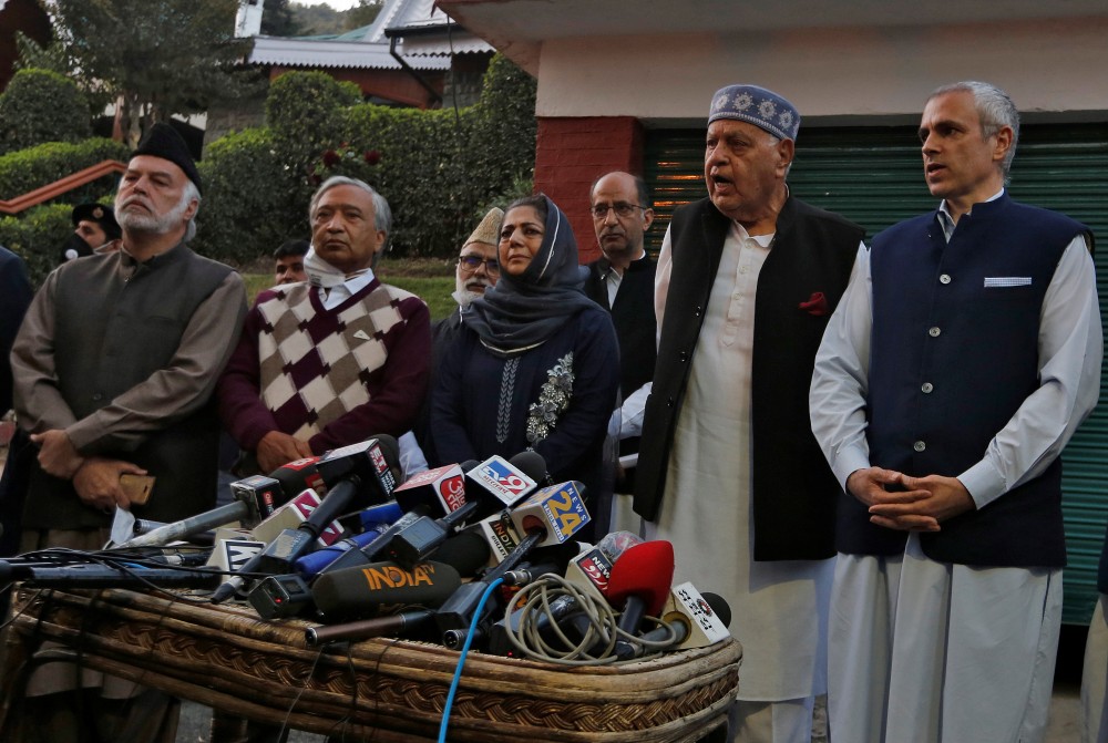(L-R) Muzaffar Shah, leader of Awami National Conference, Mohammed Yousuf Tarigami, leader of Communist Party of India (Marxist), Mehbooba Mufti, former chief minister of Jammu and Kashmir and President of Peoples Democratic Party, Farooq Abdullah and his son Omar Abdullah, both leaders of National Conference and former state chief ministers, address the media after their meeting in Srinagar, October 15, 2020. REUTERS/Danish Ismail
