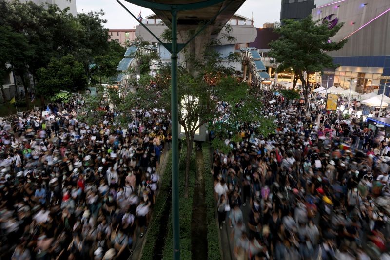 Pro-democracy protesters march towards the Government House during an anti-government protest in Bangkok, Thailand October 21, 2020. (REUTERS Photo)
