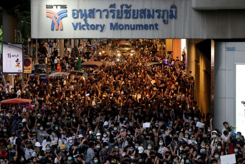 Pro-democracy protesters march towards the Government House during an anti-government protest as they march in Bangkok, Thailand October 21, 2020. (REUTERS Photo)