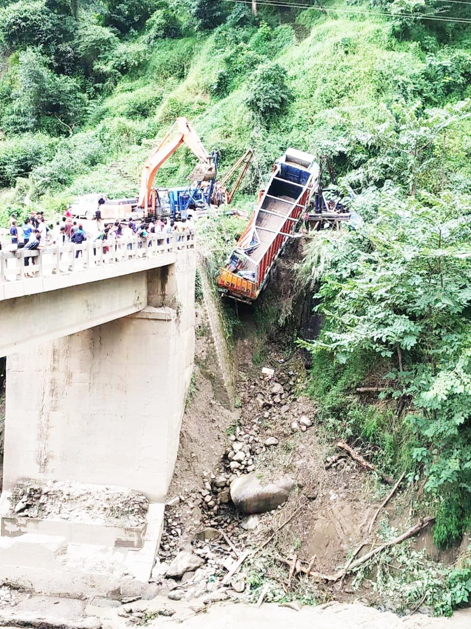 Several recovery vans seen pulling up a truck that fell off road near the Hydro Bridge in Zubza on October 3. (Photo Courtesy: Nungshitemjen Jamir)