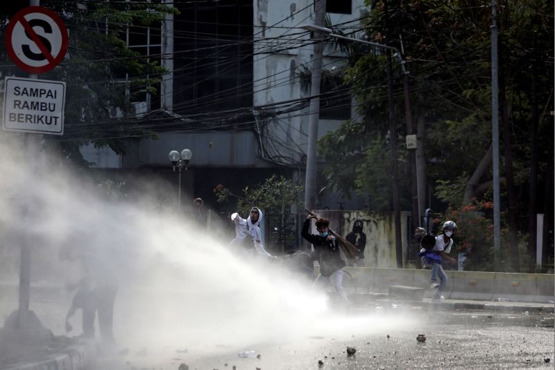 Demonstrators clash with police next to the Indonesian Presidential Palace during a protest against the government's labour reforms in a controversial jobs creation law in Jakarta, Indonesia, October 8, 2020. (REUTERS Photo)