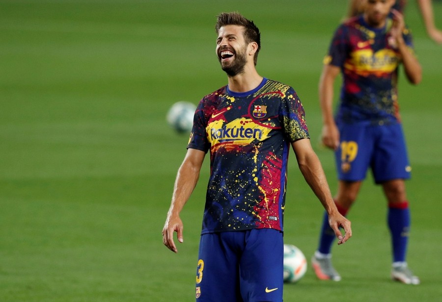 Soccer Football - La Liga Santander - FC Barcelona v Osasuna - Camp Nou, Barcelona, Spain - July 16, 2020 Barcelona's Gerard Pique during the warm up, as play resumes behind closed doors following the outbreak of the coronavirus disease (COVID-19) REUTERS/Albert Gea/File Photo