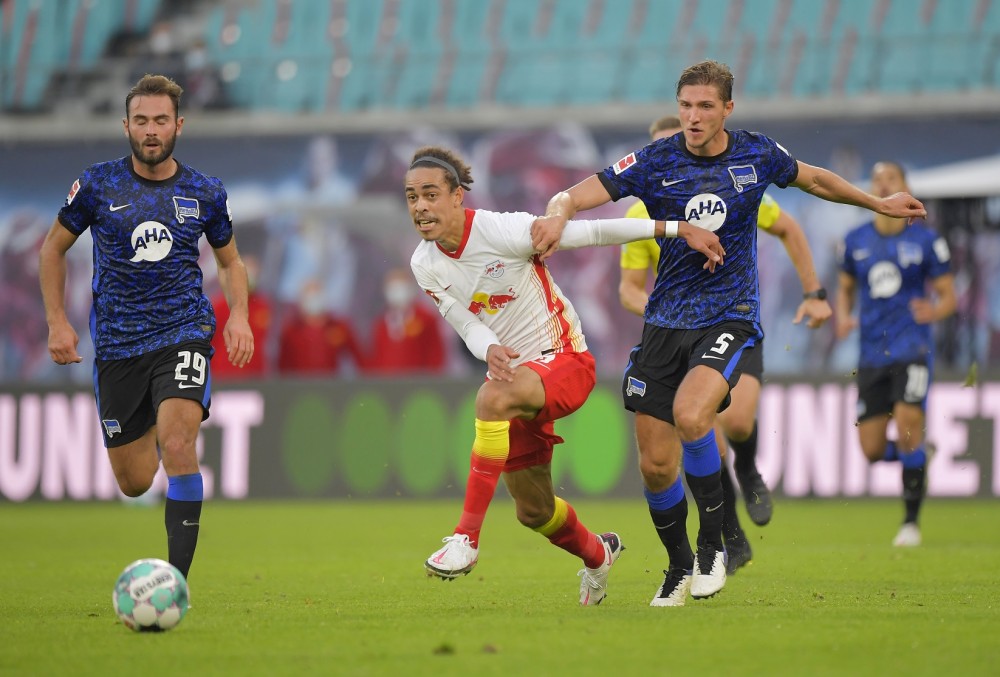 FILE PHOTO: Soccer Football - Bundesliga - RB Leipzig v Hertha BSC - Red Bull Arena, Leipzig, Germany - October 24, 2020 RB Leipzig's Yussuf Poulsen in action with Hertha BSC's Niklas Stark and Lucas Tousart REUTERS/Matthias Rietschel/File photo