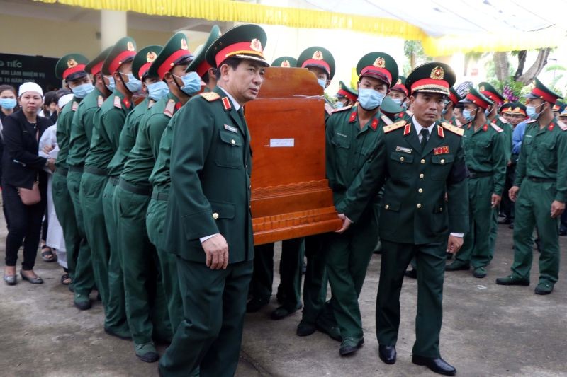 Vietnam's Chief of General staff Phan Van Giang and military officers carry the coffin of General Nguyen Van Man who died of a landslide on a rescue mission at a hydropower plant, during his funeral ceremony in Thua Thien Hue province, Vietnam October 18, 2020. (REUTERS Photo)