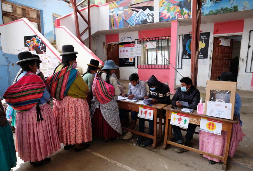 People line up to cast their votes at a polling station during the presidential election, in Cohoni, Bolivia October 18, 2020. REUTERS/Wara Vargas Lara
